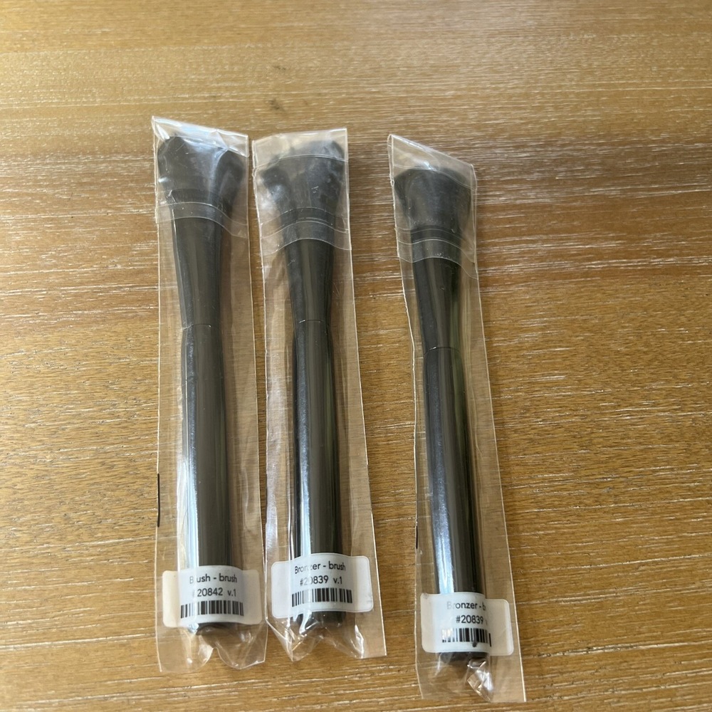 Set of 3 Makeup Brushes Savvy Minerals Young Living Veil 2 Bronzer 1 Blush‎
